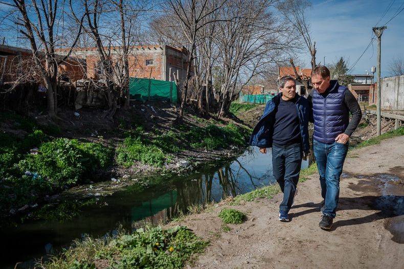 CARAVANA. Santilli pasó por el barrio Pinazo y dialogó con vecinos. &nbsp;