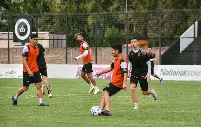 ATAQUE. Lucas Chambi busca el pase. Real jugó un amistoso ante Huracán.