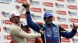 Matías Rossi alza la mano de Emanuel Moriatis, flamante campeón de la Clase 3..