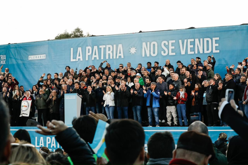 Dirigentes y militantes, sobre el palco junto a Kicillof. Particip&oacute; el intendente Federico Ach&aacute;val.