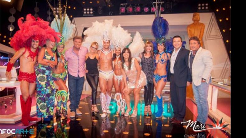 Mime (tercera de derecha a izquierda) junto a parte del panel de Bendita TV..