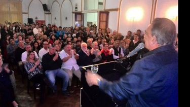 REUNIÓN. Zúccaro habló a sus militantes en el salón del HCD..