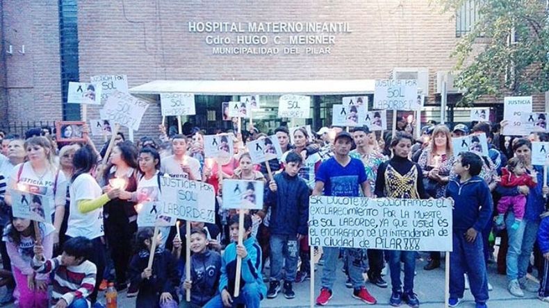 RECLAMO. La marcha exigió la renuncia de las autoridades médicas..