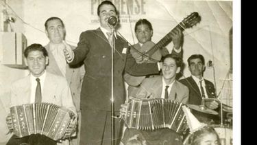 La orquesta “Los pilarenses” presentándose en el Club San Lorenzo durante los carnavales de 1955..