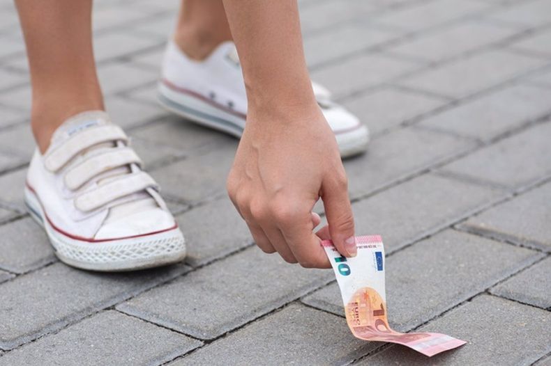 Encontrar dinero en la calle es un mensaje del universo. (infosalus.com)..jpg