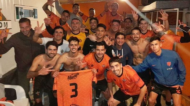 FESTEJO. El plantel de Manzanares celebra en el vestuario..