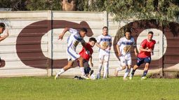 ATAQUE. De Robertis se lleva la pelota ante la mirada de Valenzuela y Robin.