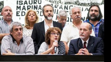 SERIOS. Los gremialistas, ayer, durante la conferencia de prensa..