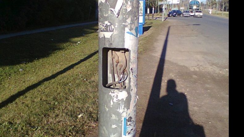 Poste con cables al descubierto en Chubut y ruta 25, denunciado por la ONG..