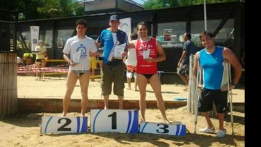De Santis en el centro del podio tras ganar los 3 km..