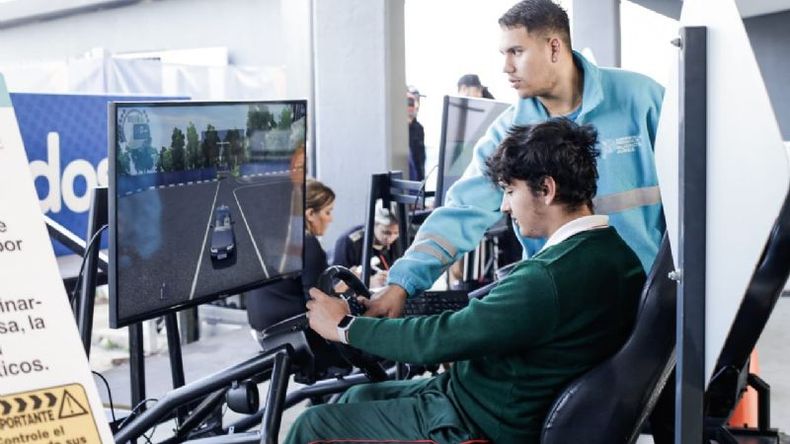 SIMULADOR. Los alumnos reciben capacitación vial mientras cursan el Secundario. .