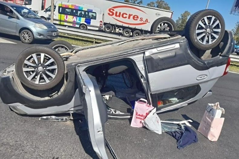 VUELCO. El Toyota Etios quedó tumbado en el carril central.