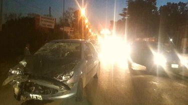 El frente del Peugeot denota la violencia del impacto. .