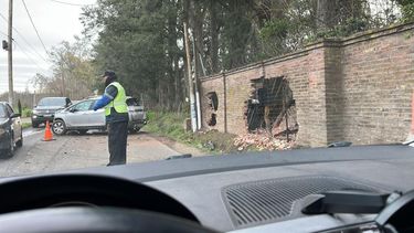 El conductor chocó contra un paredón de la calle Guido y derribó los medidores de luz.&nbsp;
