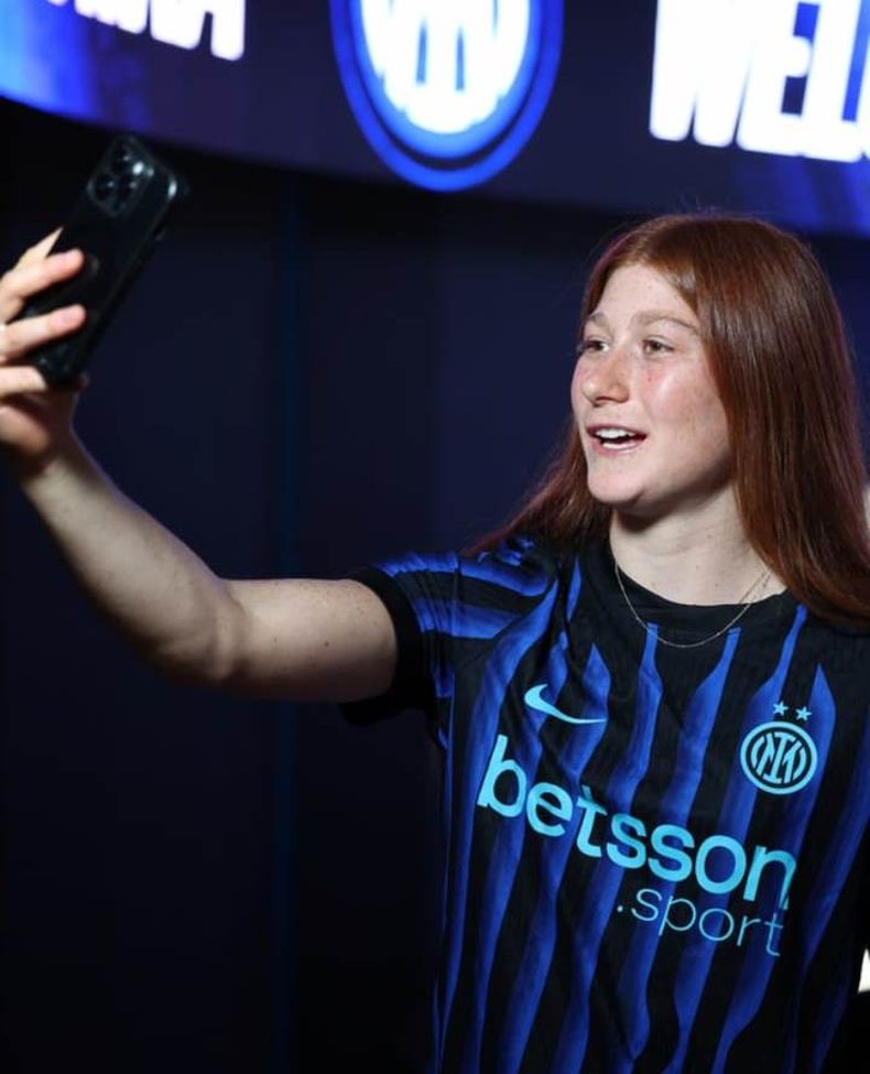 SELFIE. Annika Paz con la camiseta de Internazionale, tras sellar su vínculo.