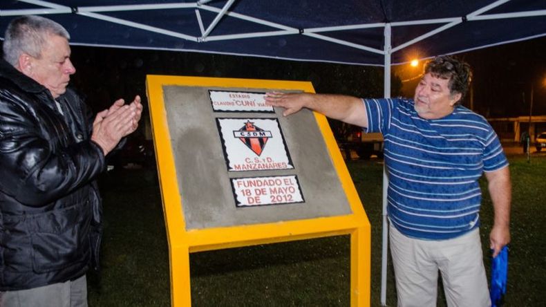 Roberto Guzmán descubre la placa que da nombre al predio. Foto Mercedes Báez..