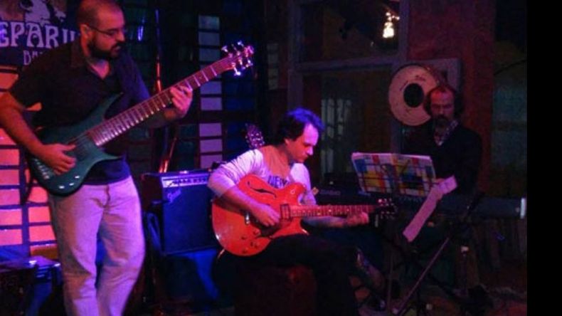 NOCHE DE JAZZ. Parte de los integrantes de Nuevo Ensamble Cuarteto, grupo de jazz conformado por músicos de Pilar. La foto fue tomada durante su presentación en el bar Steparius..